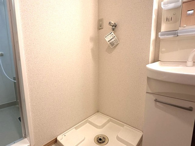 【設備】 | コンフォールⅠ | 洗面所内、洗髪洗面化粧台横にある室内洗濯機置き場です♪防水パンが付いているので万が一の漏水にも安心です！