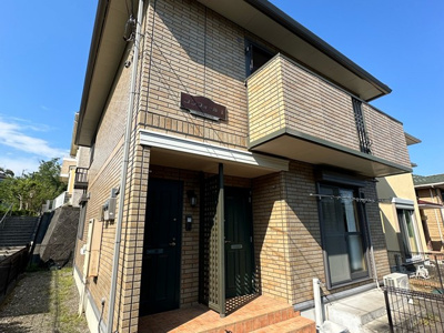 【外観】 | コンフォールⅠ | 小田急多摩線「栗平」駅まで徒歩6分！1フロア1住戸の2階建てアパートです☆通勤通学はもちろん、お買い物やお出かけにも便利な立地♪