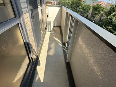 【バルコニー】 | コンフォールⅠ | バルコニーは南向きです！お洗濯物はお昼からでも乾きそう☆2部屋から出入りできるのでお洗濯物の出し入れに便利♪