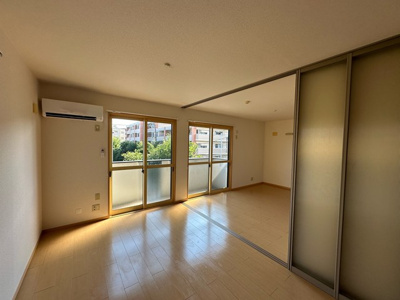 【居間・リビング】 | コンフォールⅠ | 南向きリビングダイニングキッチン10.5帖☆バルコニーに繋がる角部屋二面採光のお部屋です♪エアコン付きで1年中快適に過ごせますね☆