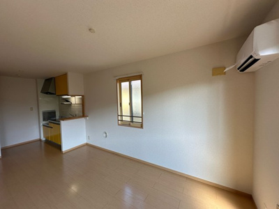 【居間・リビング】 | コンフォールⅠ | 南向きリビングダイニングキッチン10.5帖☆バルコニー側からの眺めです♪椅子とテーブルを囲んで家族団欒の時間を過ごせます♪