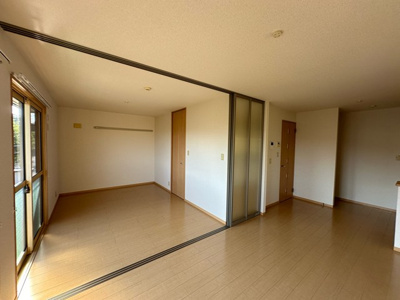 【洋室】 | コンフォールⅠ | 南向き洋室6帖☆バルコニーに繋がるお部屋です！リビングダイニングキッチンとの間には圧迫感のない可動間仕切り付き♪