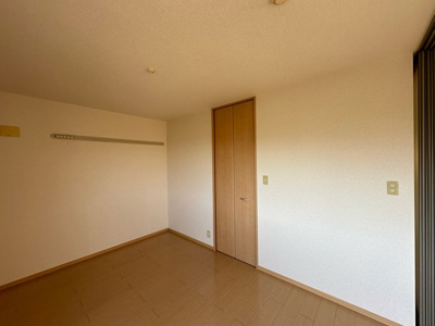 【洋室】 | コンフォールⅠ | 南向き洋室6帖☆ウォークインクローゼットがあります♪壁にはピクチャーレールがあり、絵や写真が飾れます！