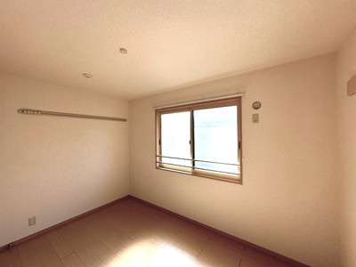 【洋室】 | コンフォールⅠ | 洋室6帖☆階段を上がって左側にある角部屋二面採光のお部屋です！ベッドを置いて寝室にするのもオススメです☆