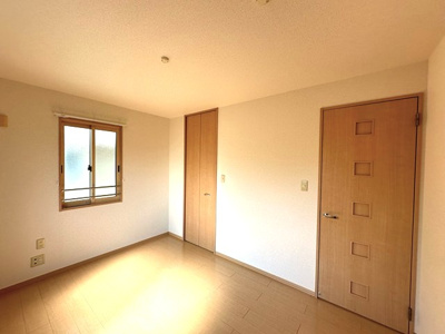 【寝室】 | コンフォールⅠ | 洋室6帖☆こちらのお部屋にもウォークインクローゼットがあります♪お洋服の多い方もお部屋が片付いて快適に過ごせますね！