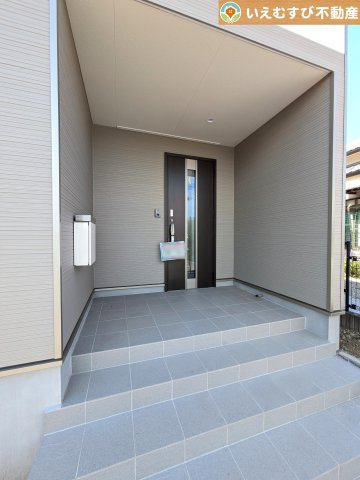 Cradle garden　本庄市児玉町塩谷第1のエントランス|雨が防げる広々エントランス
駐車場からアクセスの良いエントランス。雨の日や荷物が多くても安心の動線♪