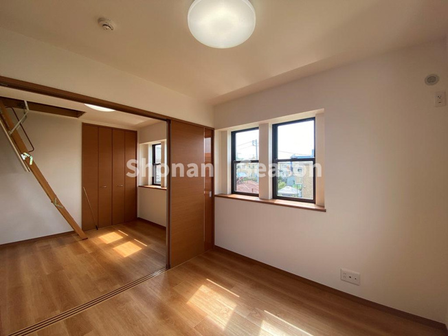 【内装】 | ライフスタイルに合わせて自由に間取り変更可能なお部屋もございます♪
普段出し入れの少ない季節物は、屋根裏収納が大活躍しますよ。