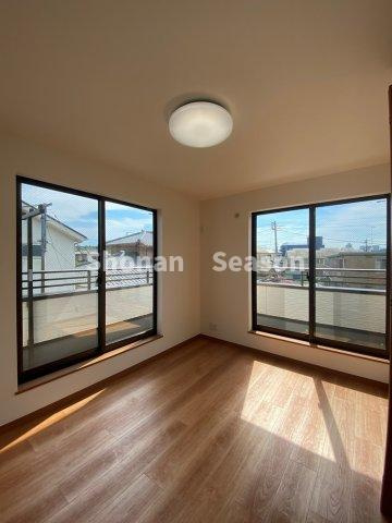 【内装】 | 主寝室は２面採光で風通しも良く、心地良く爽快な風が吹抜けますよ♪　
