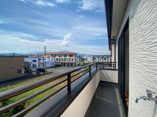 【現地画像あり】　平塚市南金目　中古戸建　40.18坪のバルコニー|陽当り良好な南向きバルコニーは洗濯物やお布団も気持ちよく乾きます♪
景観にも開放感がありますね。
