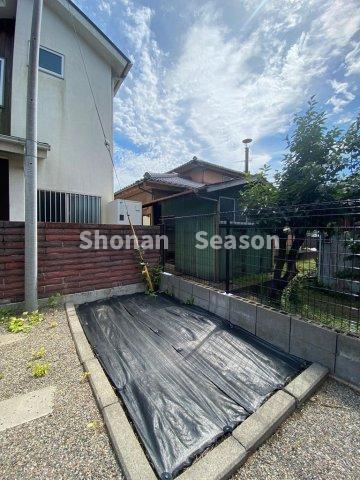 【庭】 | 40坪超え！ゆとりある敷地内には、来客時も安心P３台駐車可能です♪
お庭もありガーデニングが楽しめますよ。