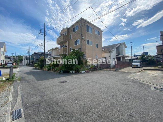 【周辺】 | お子様の通学も安心して見守れる小・中学校近く、コンビニ(徒歩２分）
暮らしやすい住環境に、一生に一度の素敵な住まいを構えませんか♪