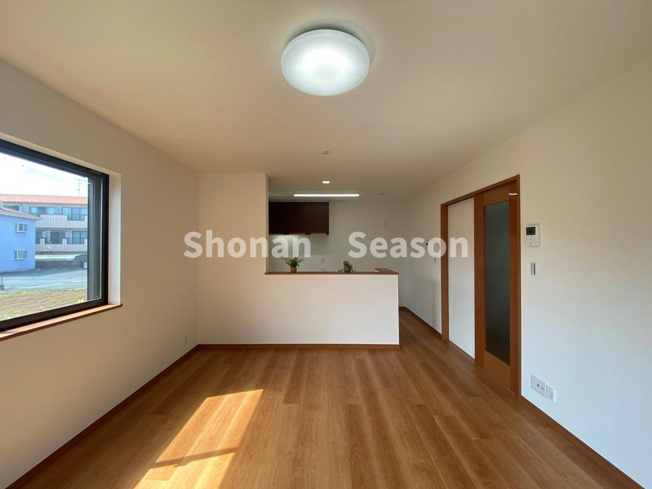 【居間・リビング】 | 柔らかな陽光がたっぷり降り注ぐリビングには、対面式キッチンを配置！
お料理しながら会話も楽しめますよ♪