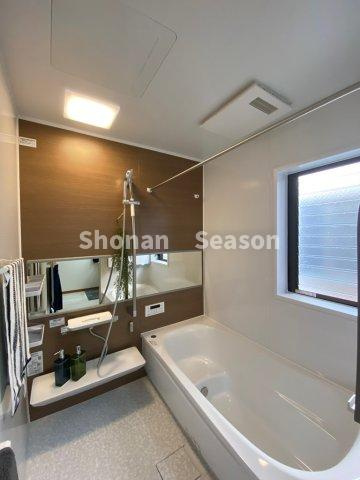 【浴室】 | １日頑張った身体は、足をまっすぐ伸ばしてゆったり癒して下さいね♪　
マストな設備「浴室乾燥機」や「追い焚き機能」を搭載しております。