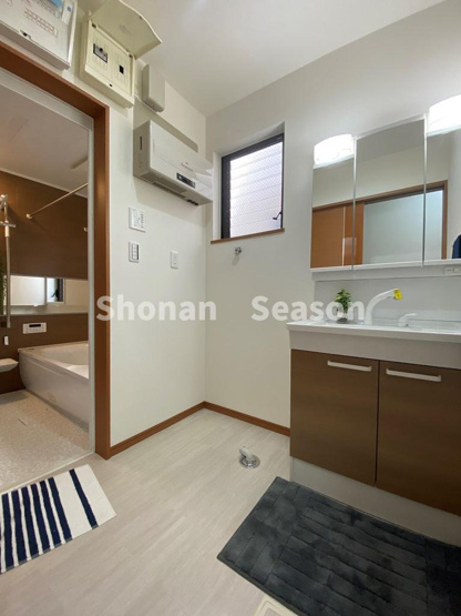 【独立洗面台】 | 機能性と収納力に優れた独立洗面台は、シャワータイプでお掃除も楽々◎
オシャレに忙しい女性にもご好評ですよ♪