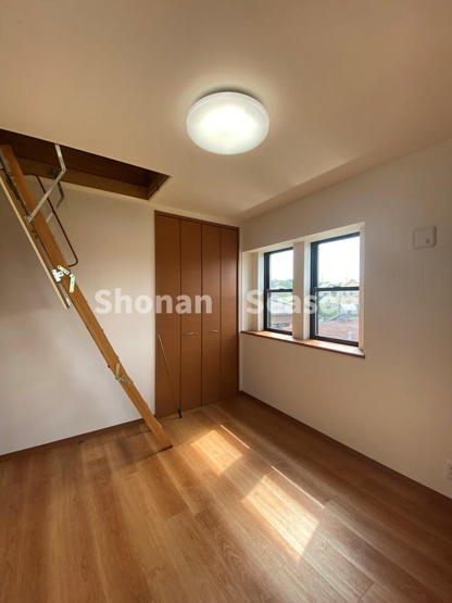 【洋室】 | 食べこぼし・飲みこぼしもサッと拭きとれる！キレイなフローリング◎　
子供部屋にもピッタリですね♪