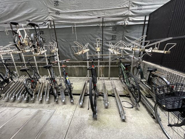 アーデン京町堀イーストの駐車場