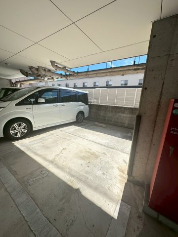 マンションフォルツーナの駐車場