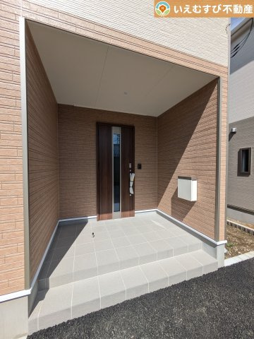 Cradle garden　本庄市児玉町塩谷第1のエントランス|雨が防げる広々エントランス
駐車場からアクセスの良いエントランス。雨の日や荷物が多くても安心の動線♪