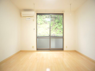 【居間・リビング】 | ヴィヴァーチェB | 快適に過ごせるエアコンと便利な室内物干しが付いています♪