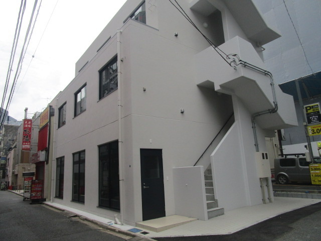 千代田区鍛冶町１丁目のビルの外観