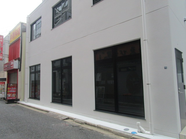 千代田区鍛冶町１丁目のビルの外観