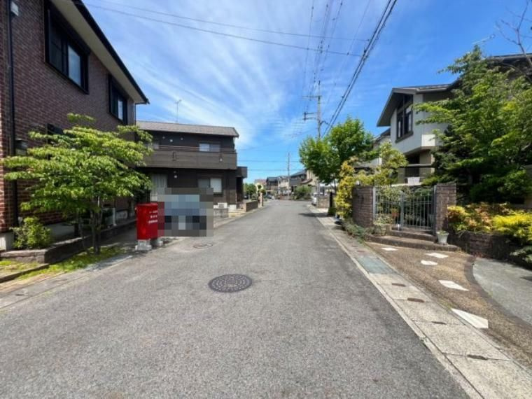 野洲市冨波甲　中古戸建の前面道路含む現地写真