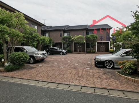 ローズガーデン西長住の駐車場