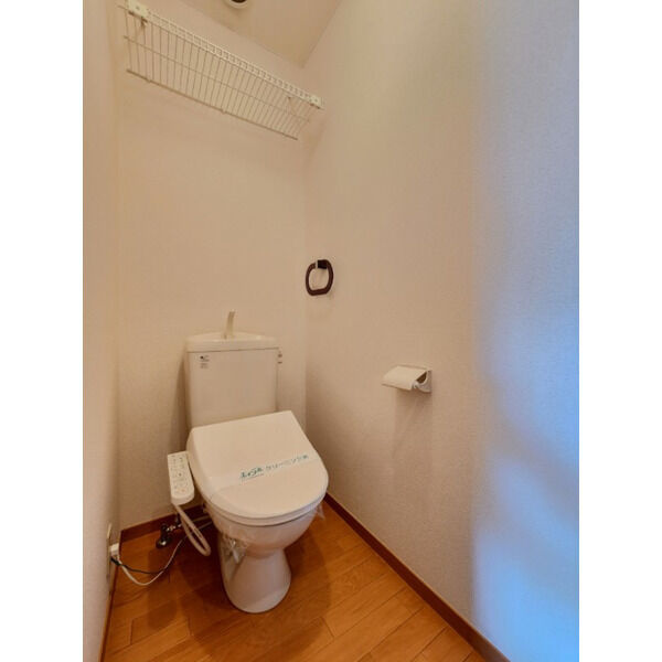 ドルフ弐番館【キャッシュバック対象物件】のトイレ|清潔感のあるトイレです