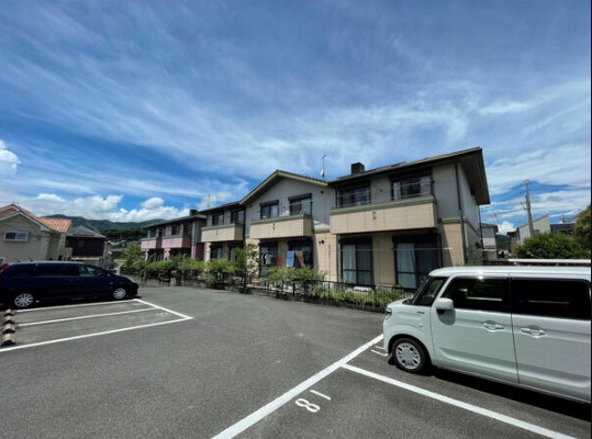 ドルフ弐番館【キャッシュバック対象物件】の駐車場|駐車場に車を止められます