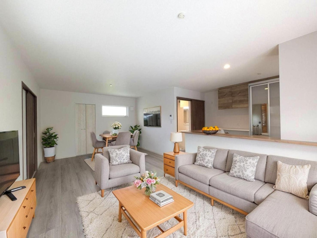 【居間・リビング】 | ☆CGでバーチャルホームステージングしています。
ご家族みんながゆったりくつろげる広々リビングです。
