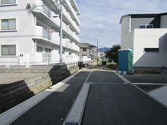 【前面道路含む現地写真】