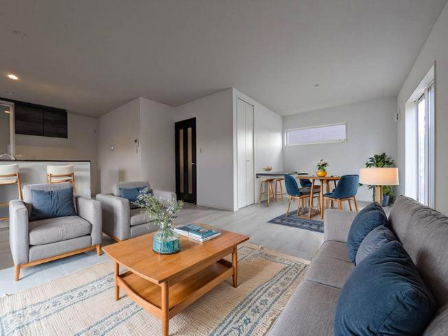 【居間・リビング】 | ☆CGでバーチャルホームステージングしています。
ご家族みんながゆったりくつろげる広々リビング