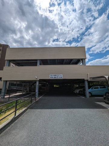 ディーレスティア香里ヶ丘の駐車場|敷地内駐車場
■物件内覧・資金計画相談・住宅ローン相談、リフォーム相談、お問合せ受付中■
※当日・翌日のご内覧、ご相談はお電話でのお問合せがスムーズです！