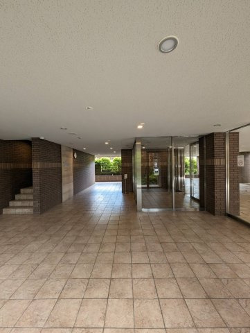 ディーレスティア香里ヶ丘のエントランス|エントランス内部
■物件内覧・資金計画相談・住宅ローン相談、リフォーム相談、お問合せ受付中■
※当日・翌日のご内覧、ご相談はお電話でのお問合せがスムーズです！