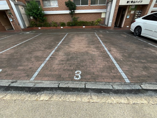 第一青山ハイツの駐車場