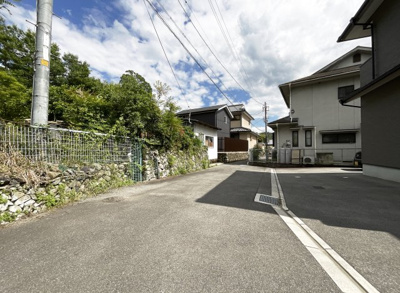 【前面道路含む現地写真】 | 宇治市莵道河原　注文住宅　建築条件なし　土地 | 前道は約4.0ｍありますが、セットバックを要しますので更に広くて余裕のある前道になります。セットバックをした後の土地面積が約51.44坪ですので余裕をもって建築できます。