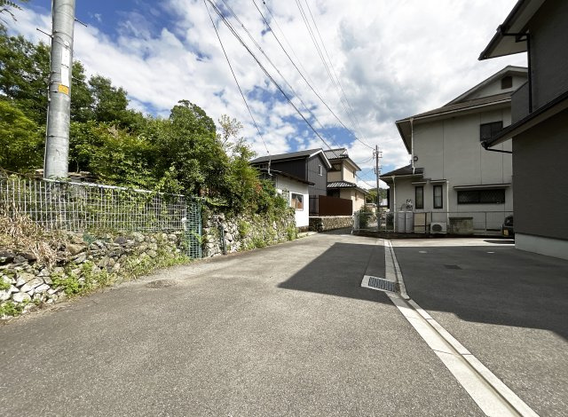 【前面道路含む現地写真】 | 宇治市莵道河原　注文住宅　建築条件なし　土地 | 前道は約4.0ｍありますが、セットバックを要しますので更に広くて余裕のある前道になります。セットバックをした後の土地面積が約51.44坪ですので余裕をもって建築できます。