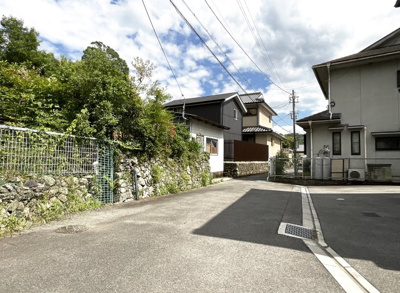 【前面道路含む現地写真】 | 宇治市莵道河原　土地　注文住宅　建築条件なしの土地 | こちらの立地の最寄り駅は京阪宇治線『三室戸駅』になります。徒歩12分ですので通勤・通学にも便利な距離ですね。三室戸駅前には自転車駐輪場もあるので駅まで自転車なら更に便利ですね！