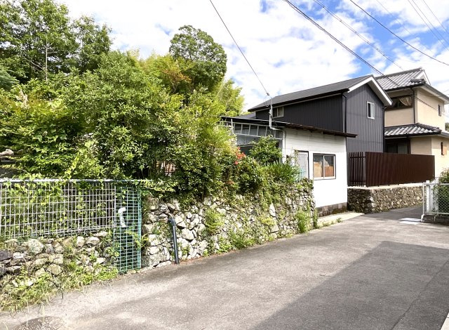 【前面道路含む現地写真】 | 宇治市莵道河原　土地　注文住宅　建築条件なしの土地 | 近くのスーパーは、フレンドマート【宇治菟道店】もしくは、ハッピー六原【三室戸店】が徒歩11分ほどにございます。気分でお店を変えられますね！