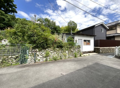 【前面道路含む現地写真】 | 宇治市莵道河原　注文住宅　建築条件なし　土地 | コンビニなら、セブンイレブン【宇治三室戸店】が徒歩6分にあります。徒歩19分には【アルプラザ宇治東】【ホームセンターダイキ】もありますよ。