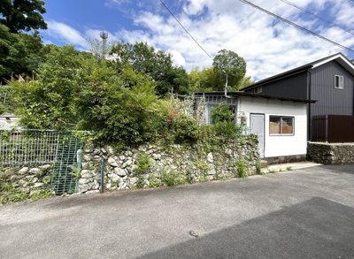 【前面道路含む現地写真】 | 宇治市莵道河原　注文住宅　建築条件なし　土地 | 少し足を運ぶと【宇治橋通り商店街】があります。約60店舗からなる商店街で、世界遺産の「平等院」も近いことから観光客も多く、人の往来が絶えない人気の商店街です。