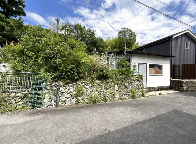【前面道路含む現地写真】 | 宇治市莵道河原　注文住宅　建築条件なし　土地 | 少し足を運ぶと【宇治橋通り商店街】があります。約60店舗からなる商店街で、世界遺産の「平等院」も近いことから観光客も多く、人の往来が絶えない人気の商店街です。