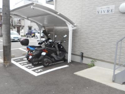 VIVRE（ヴィーヴル）の駐車場|駐輪場