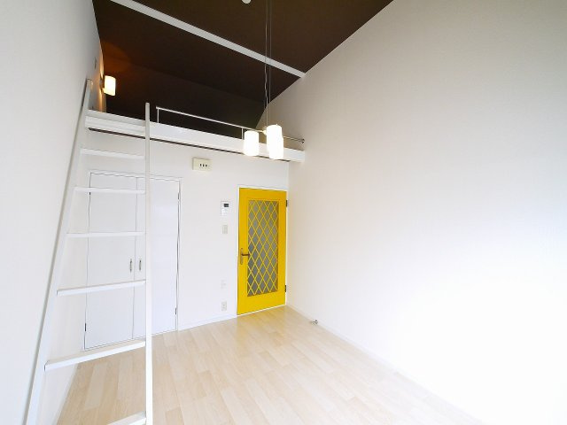 シティエステート南紀寺の居間・リビング|明るい洋室です。