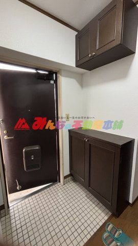 長門石スカイマンションの玄関