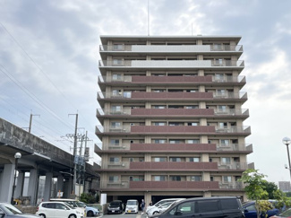 【外観】 | 7階の角部屋で眺望良好な開放感あふれる3LDKです！ リフォーム完成後のお渡しなので気持ちよく新生活を始められます♪ 駐車場1台分無料でついてくるのは嬉しいポイントですね