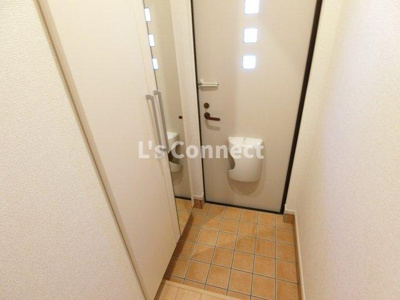 【玄関】 | グラン・スクエア | 背の高い下駄箱には鏡付きで身だしなみチェック。