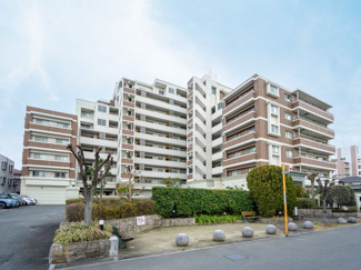 【外観】 | 学校が近いので子育て中のファミリーにもおススメです。周辺に買い物施設が充実しているので、毎日のお買い物も楽になりそうです