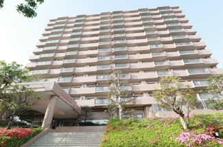 【外観】 | 名島駅まで徒歩12分。小学校やスーパーも徒歩10分圏内にあってとても便利です。敷地内駐車場空きありなので、車をお持ちの方でも安心ですね♪