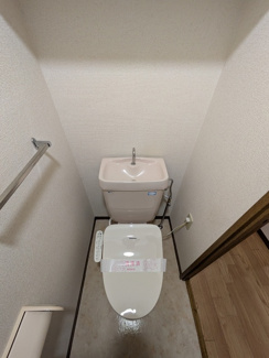 温水洗浄便座付きのトイレ